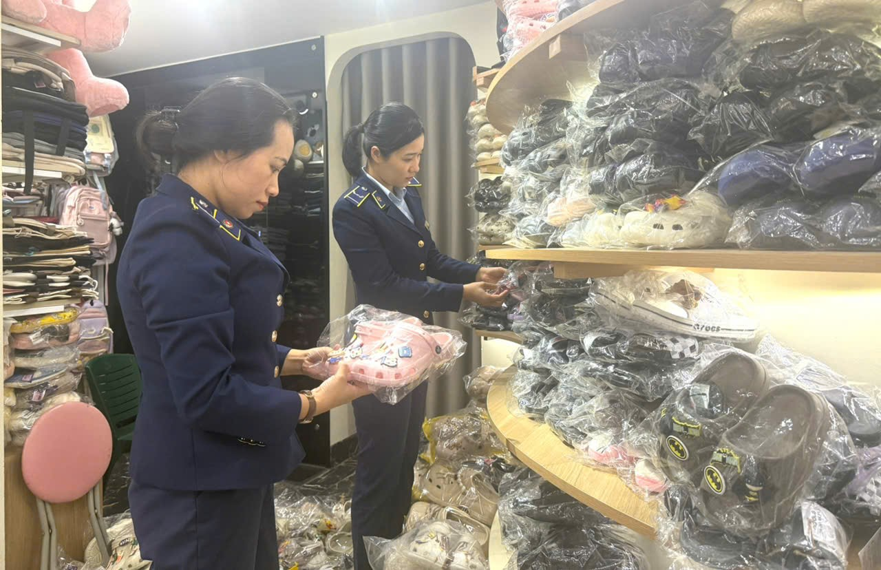 C&ocirc;ng chức QLTT kiểm tra, kiểm so&aacute;t h&agrave;ng ho&aacute;