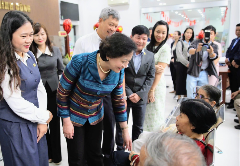 Ph&oacute; Thủ tướng Phạm Thị Thanh Tr&agrave; thăm hỏi người d&acirc;n đến l&agrave;m thủ tục tại Trung t&acirc;m phục vụ h&agrave;nh ch&iacute;nh c&ocirc;ng phường Hải Ch&acirc;u, Đ&agrave; Nẵng, th&aacute;ng 11/2025 - Ảnh: VGP