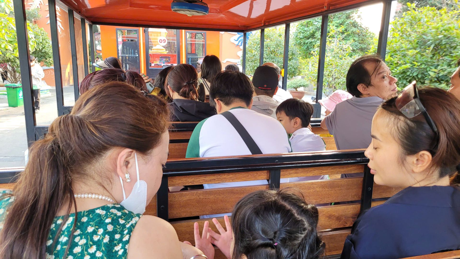 C&aacute;c chuyến t&agrave;u chở kh&aacute;ch tham quan lu&ocirc;n chật k&iacute;n người