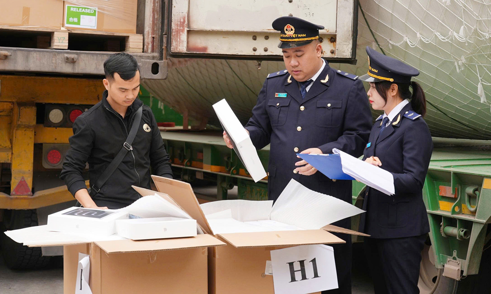 C&aacute;n bộ Hải quan kiểm tra h&agrave;ng h&oacute;a trước khi xuất khẩu.