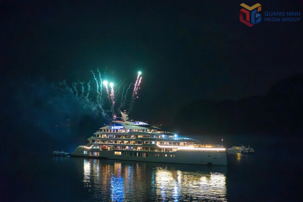 C&aacute;c du thuyền tổ chức tiệc cho du kh&aacute;ch ch&agrave;o năm mới 2026