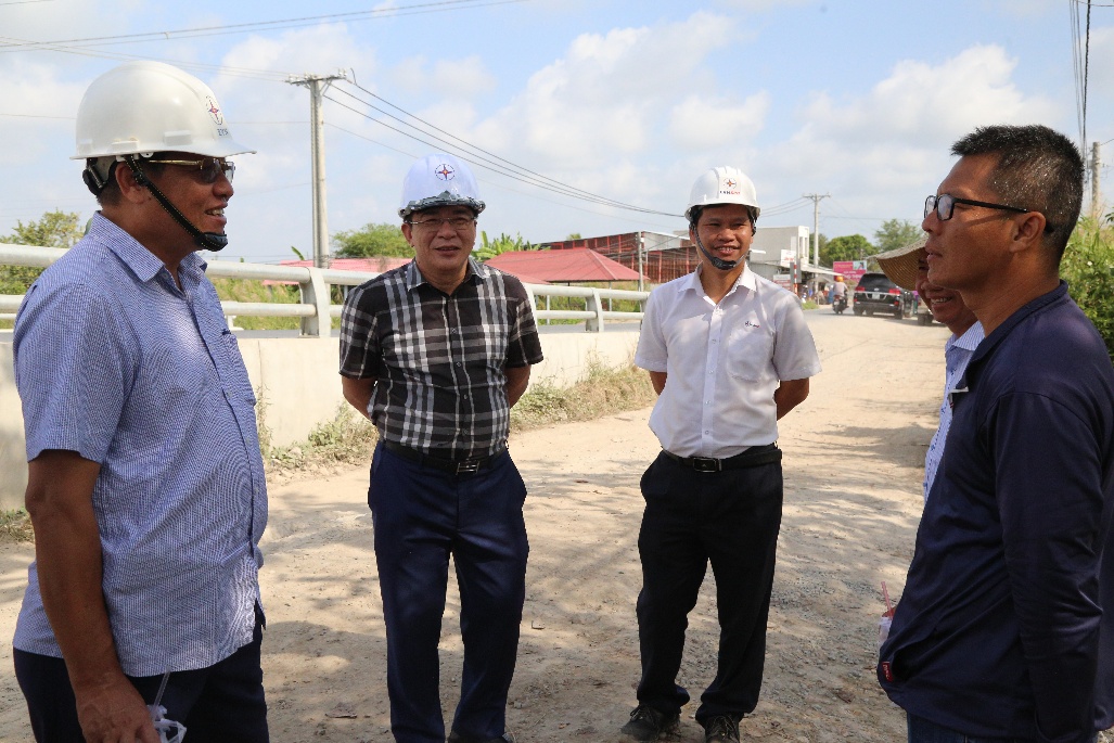Chủ tịch HĐTV EVNSPC L&ecirc; Văn Trang (thứ 2 từ tr&aacute;i sang) v&agrave; Ph&oacute; Tổng Gi&aacute;m đốc EVNSPC B&ugrave;i Quốc Hoan (&aacute;o trắng) nghe c&aacute;c nh&agrave; thầu b&aacute;o c&aacute;o tiến độ thi c&ocirc;ng Đường d&acirc;y 110kV Trần Đề - Trạm 220kV S&oacute;c Trăng (TP Cần Thơ) trong dịp Tết Dương lịch 2026