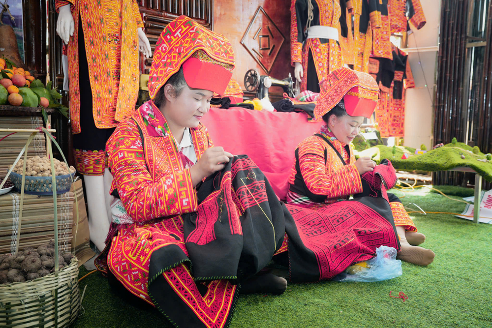 Đồng b&agrave;o d&acirc;n tộc Dao tr&igrave;nh diễn th&ecirc;u thổ cẩm tại ng&agrave;y hội.