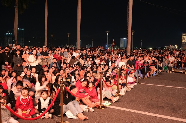 Chương tr&igrave;nh đ&atilde; thu h&uacute;t đ&ocirc;ng đảo kh&aacute;n giả l&agrave; người d&acirc;n th&agrave;nh phố, giới y&ecirc;u nghệ thuật v&agrave; du kh&aacute;ch đang lưu tr&uacute; tại Đ&agrave; Nẵng trong dịp đầu năm mới