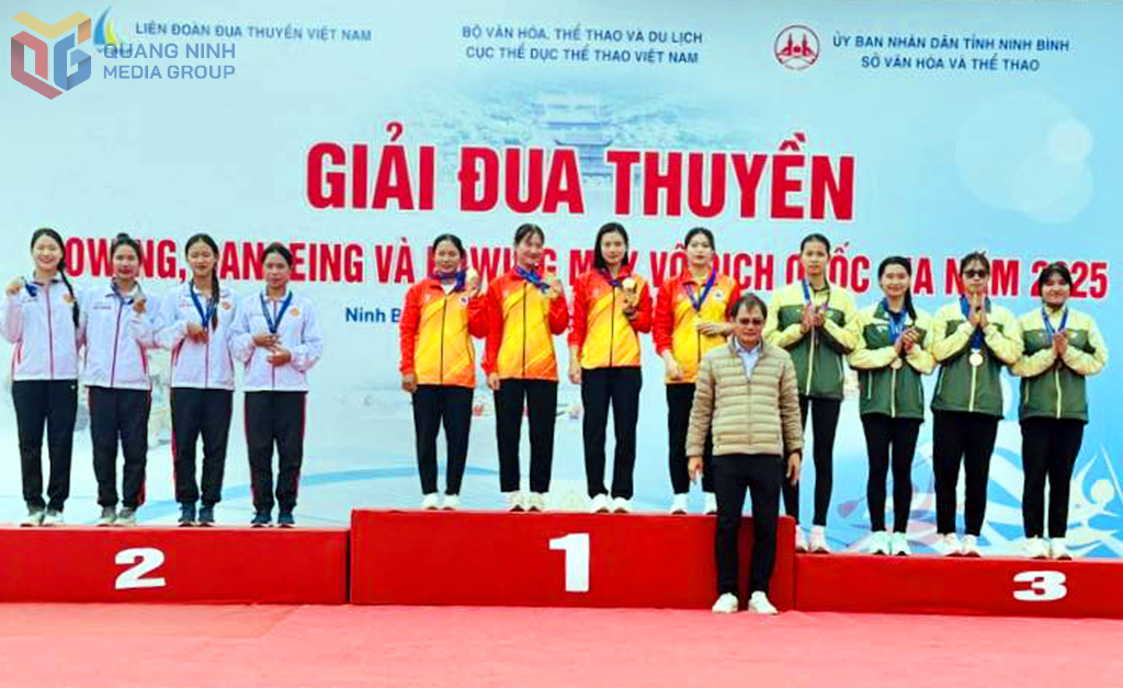 C&aacute;c VĐV Quảng Ninh (bục số 1) gi&agrave;nh HCV ở nội dung thuyền K4 nữ 500m tại giải