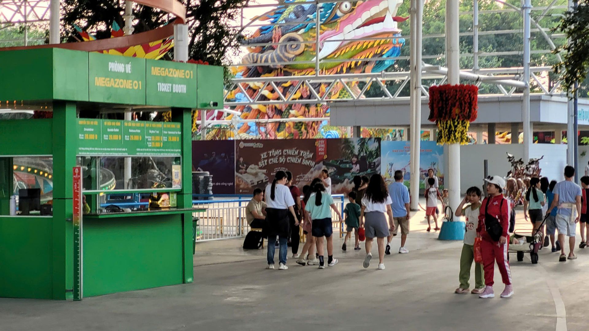 C&aacute;c địa điểm đ&ocirc;ng kh&aacute;ch nhất gồm: L&acirc;u đ&agrave;i tuyết, khu tr&ograve; chơi cảm gi&aacute;c mạnh... Như mọi năm, khu biển Ti&ecirc;n Đồng lu&ocirc;n được nhiều gia đ&igrave;nh chọn l&agrave; nơi nghỉ m&aacute;t trong dịp nghỉ Tết Dương lịch