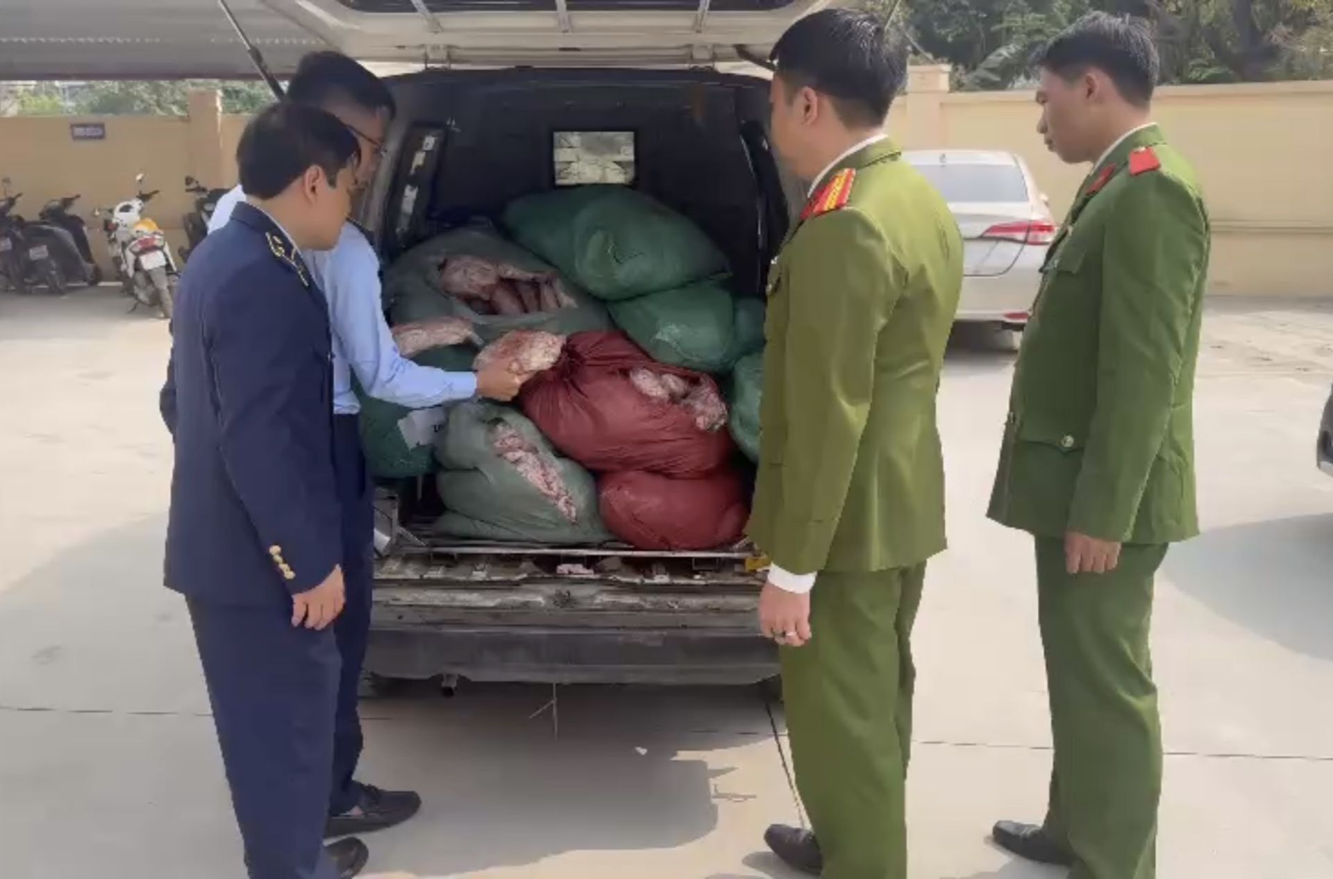 Hà Nội: Thu giữ gần 1 tấn chân gà đông lạnh không rõ nguồn gốc