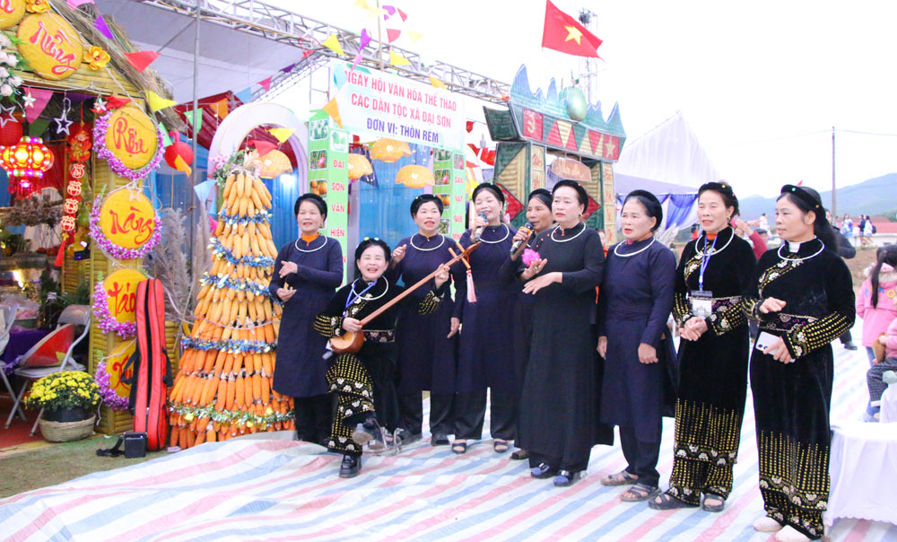 9Tr&igrave;nh diễn h&aacute;t Then tại ng&agrave;y hội.