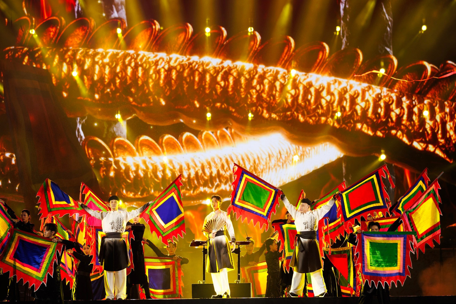 Tr&igrave;nh diễn đ&agrave;n bầu trong tiết mục d&acirc;n ca 