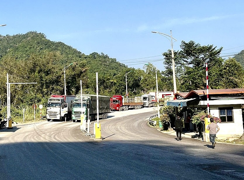 Hoạt động th&ocirc;ng quan h&agrave;ng ho&aacute; tại cửa khẩu T&acirc;n Thanh (Lạng Sơn) chiều ng&agrave;y 2/1/2026. Ảnh: CTVLS