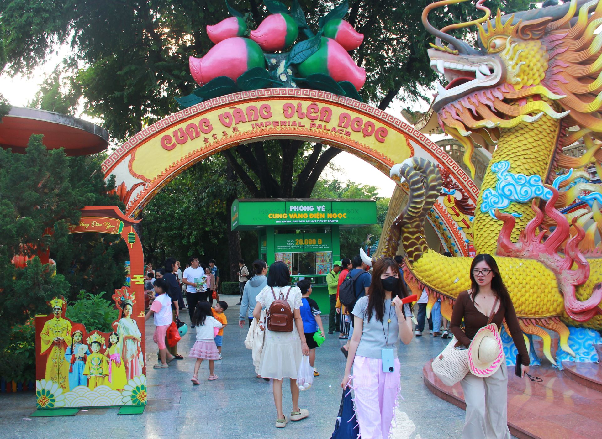 Khu du lịch văn h&oacute;a Suối Ti&ecirc;n cũng ghi nhận lượng kh&aacute;ch tăng mạnh trong ng&agrave;y đầu năm