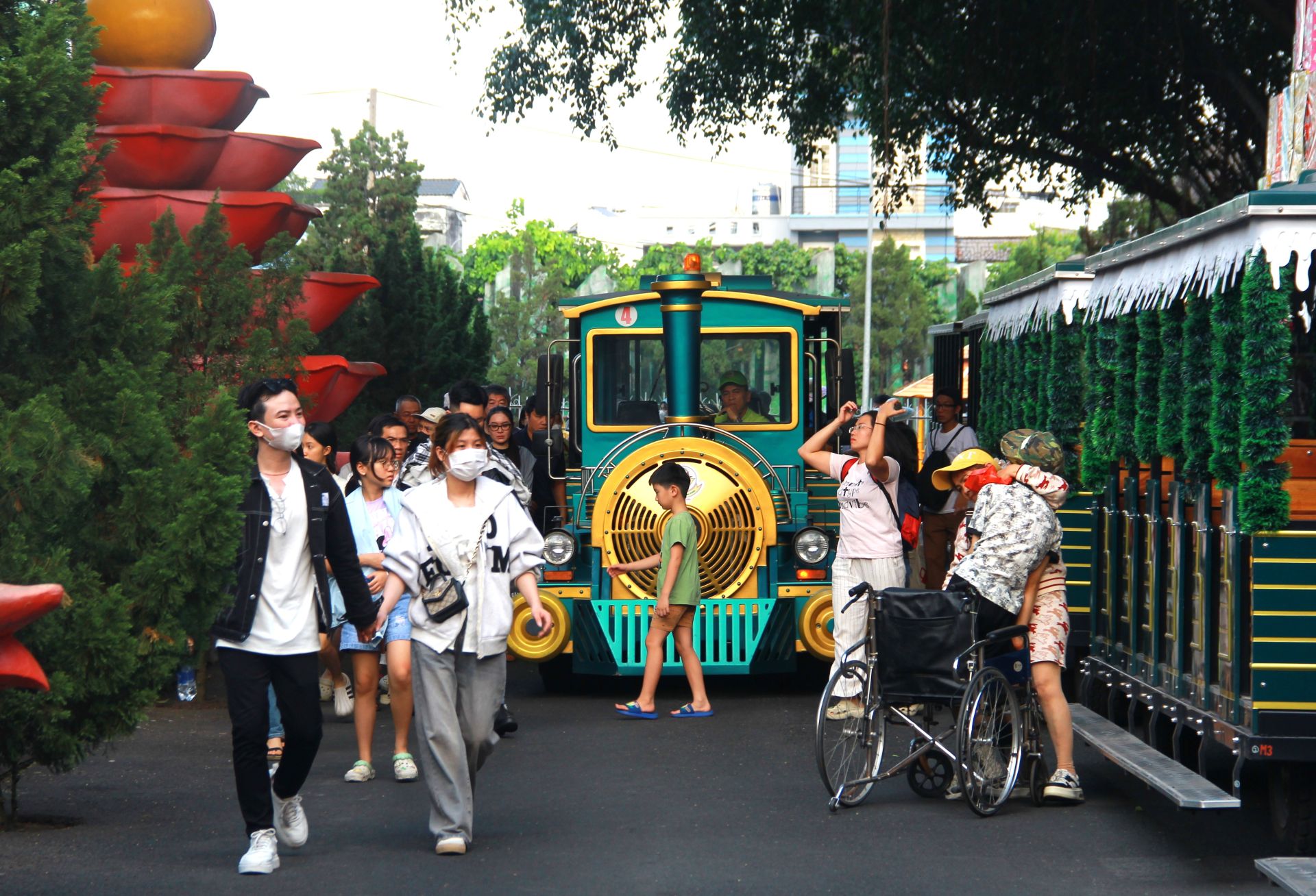 B&ecirc;n cạnh ưu đ&atilde;i gi&aacute; v&eacute;, Suối Ti&ecirc;n c&ograve;n tổ chức c&aacute;c chương tr&igrave;nh nghệ thuật miễn ph&iacute; như vở diễn truyền thuyết Sơn Tinh &ndash; Thủy Tinh, c&aacute;c tiết mục xiếc, m&uacute;a lửa đặc sắc