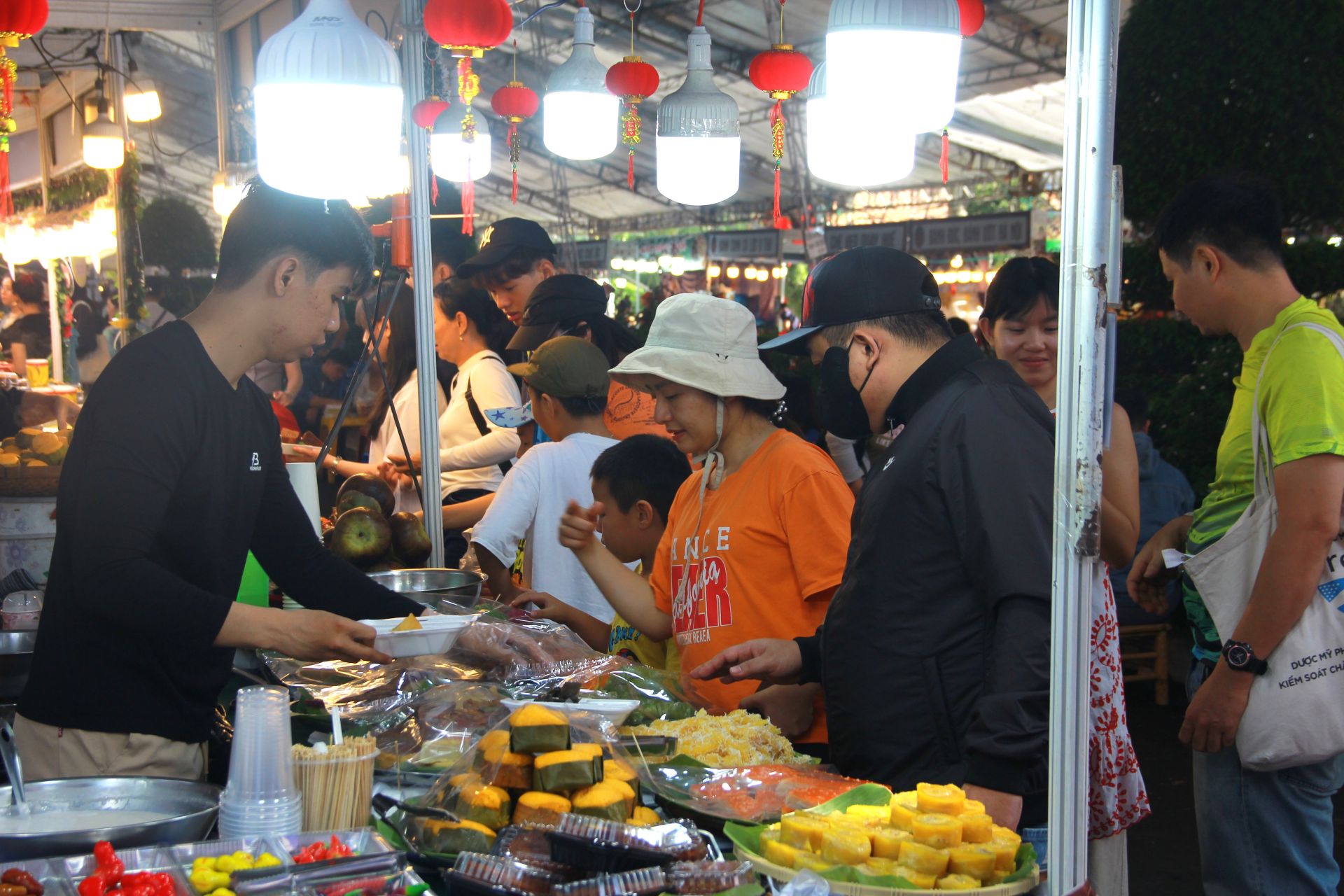 Hơn 80 gian h&agrave;ng ẩm thực, đồ lưu niệm, đặc sản... đến từ nhiều quốc gia, v&ugrave;ng miền li&ecirc;n tục k&iacute;n kh&aacute;ch