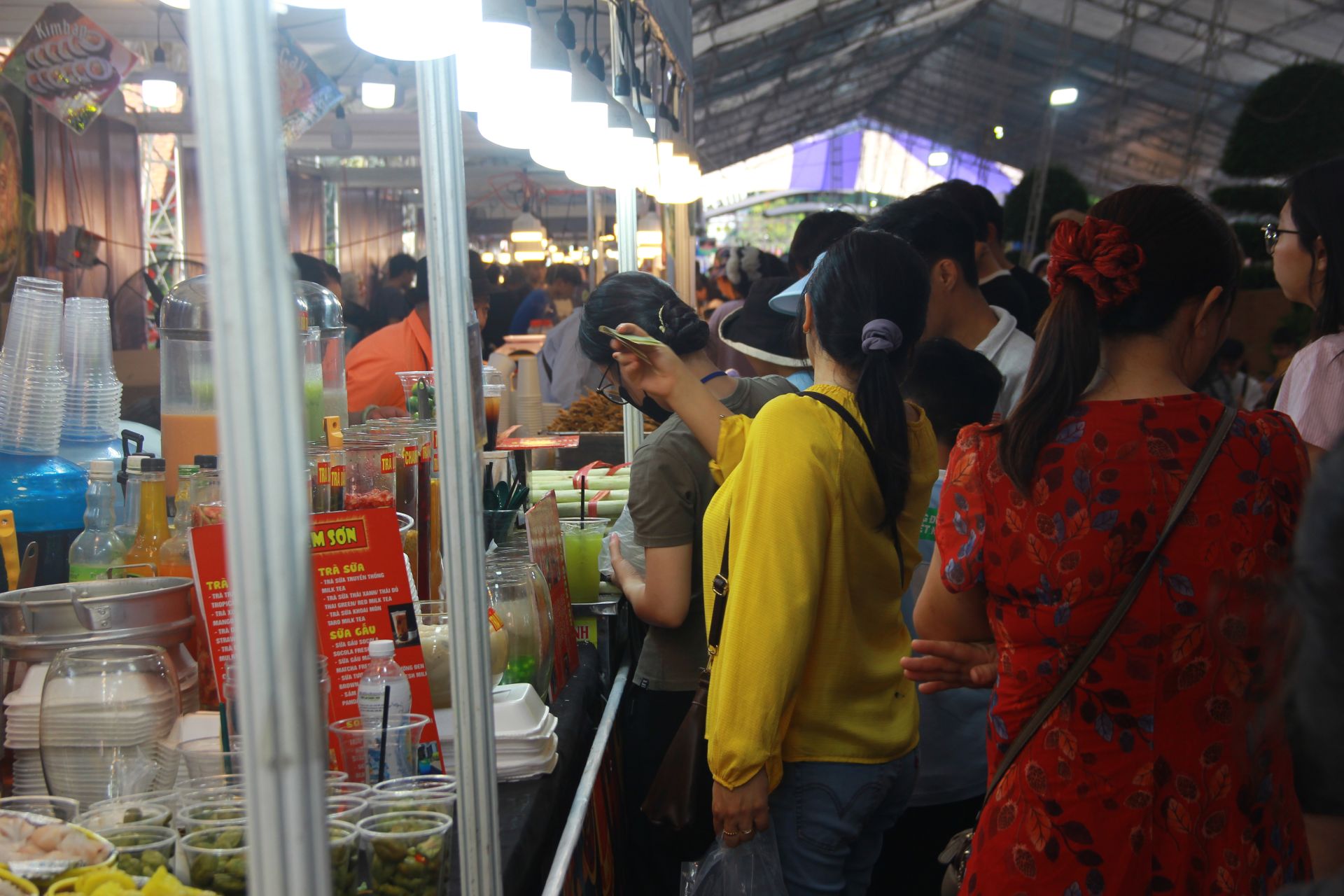 Từ trưa, lượng người đổ về đ&acirc;y c&agrave;ng đ&ocirc;ng, c&aacute;c lối đi chật k&iacute;n