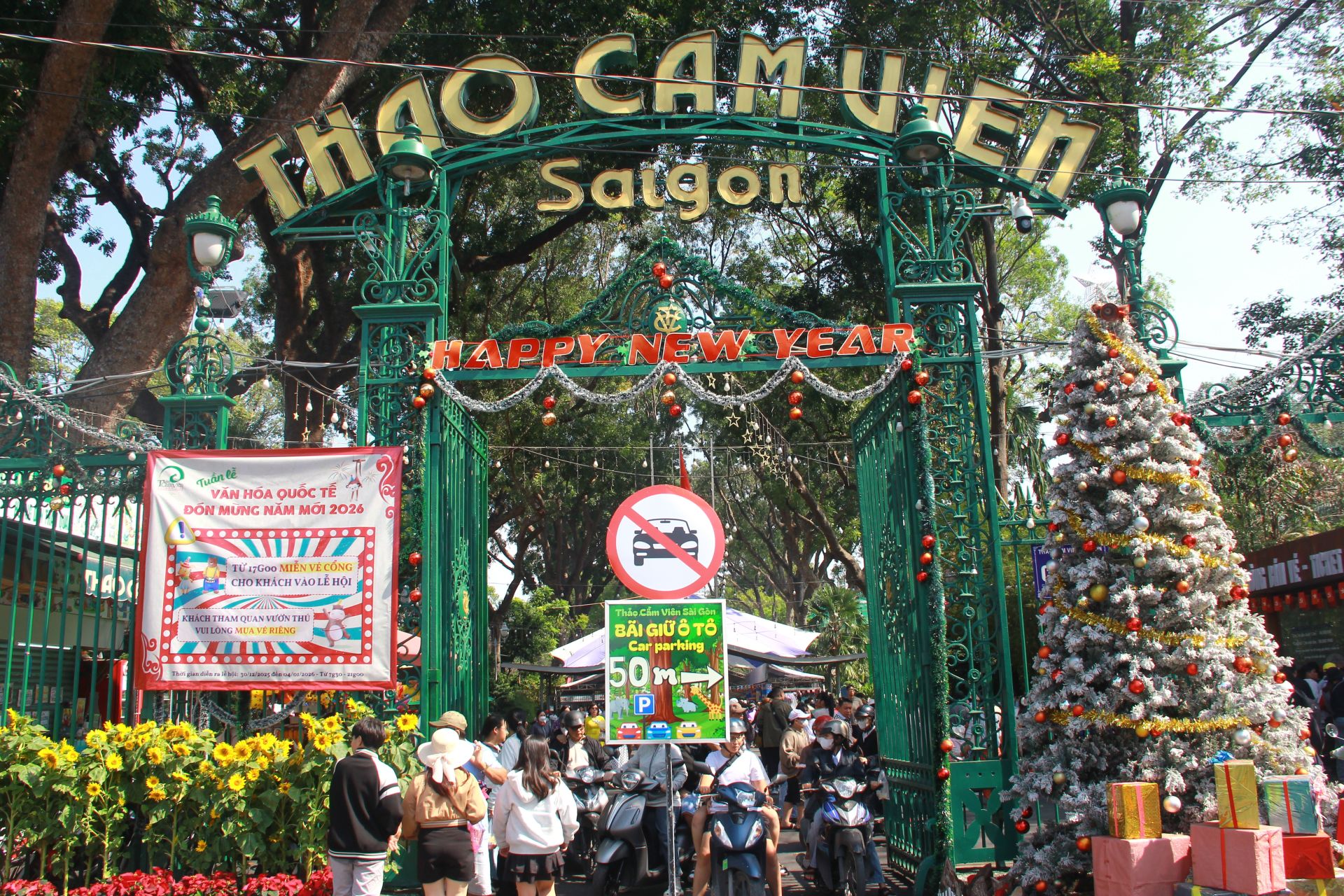 Với thời tiết kh&aacute; dễ chịu, nắng ấm, nhiều người đ&atilde; lựa chọn c&aacute;ch nghỉ ngơi, vui chơi đơn giản tại Thảo Cầm Vi&ecirc;n S&agrave;i G&ograve;n