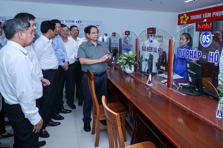 Thủ tướng Ch&iacute;nh phủ Phạm Minh Ch&iacute;nh kiểm tra việc vận h&agrave;nh Trung t&acirc;m phục vụ h&agrave;nh ch&iacute;nh c&ocirc;ng phường Hưng Ph&uacute;, th&agrave;nh phố Cần Thơ, v&agrave;o th&aacute;ng 10/2025 - Ảnh: VGP