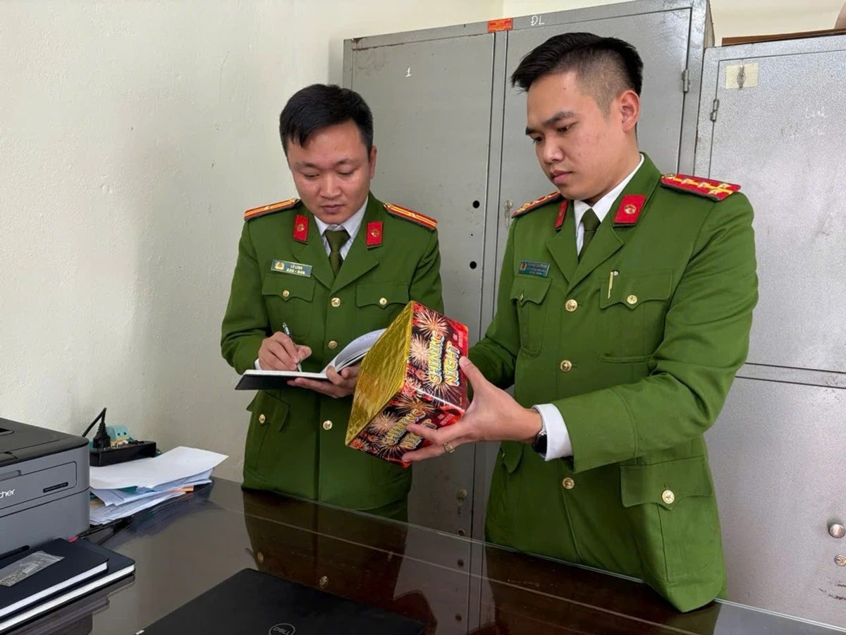 Công an phường Đông Quang xác minh làm rõ, thu giữ pháo hoa nổ trái phép. Công an phường Đông Quang xác minh làm rõ, thu giữ pháo hoa nổ trái phép.