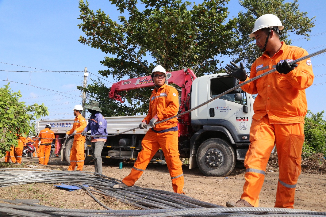 EVNSPC: Xuyên Tết bám công trường