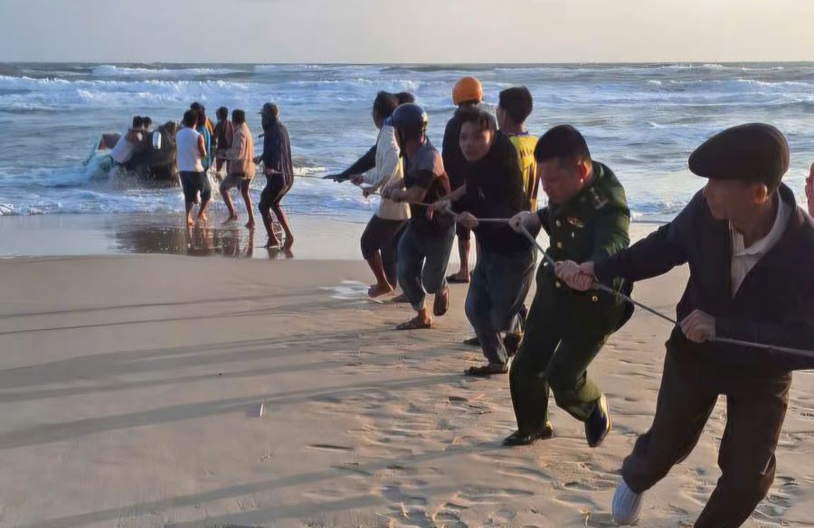 Quảng Trị: Sóng đánh chìm ghe, một ngư dân mất tích