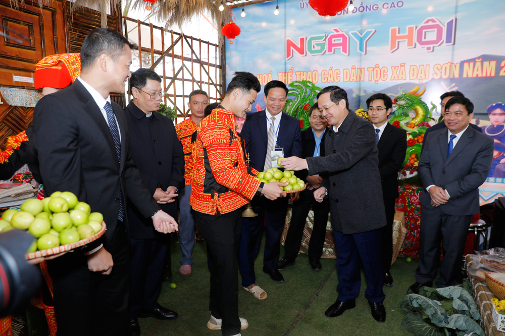 Chủ tịch UBND tỉnh Bắc Ninh v&agrave; c&aacute;c đại biểu tham quan gian trưng b&agrave;y