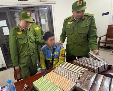 Hà Nội: Bắt giữ đối tượng vận chuyển 300 bao thuốc lá nghi nhập lậu
