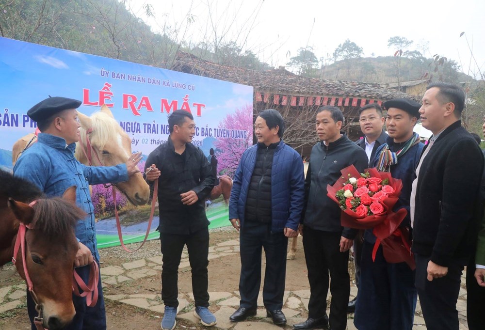 &Ocirc;ng Hầu A Lềnh, B&iacute; thư Tỉnh ủy Tuy&ecirc;n Quang trao đổi về sản phẩm du lịch tại lễ ra mắt