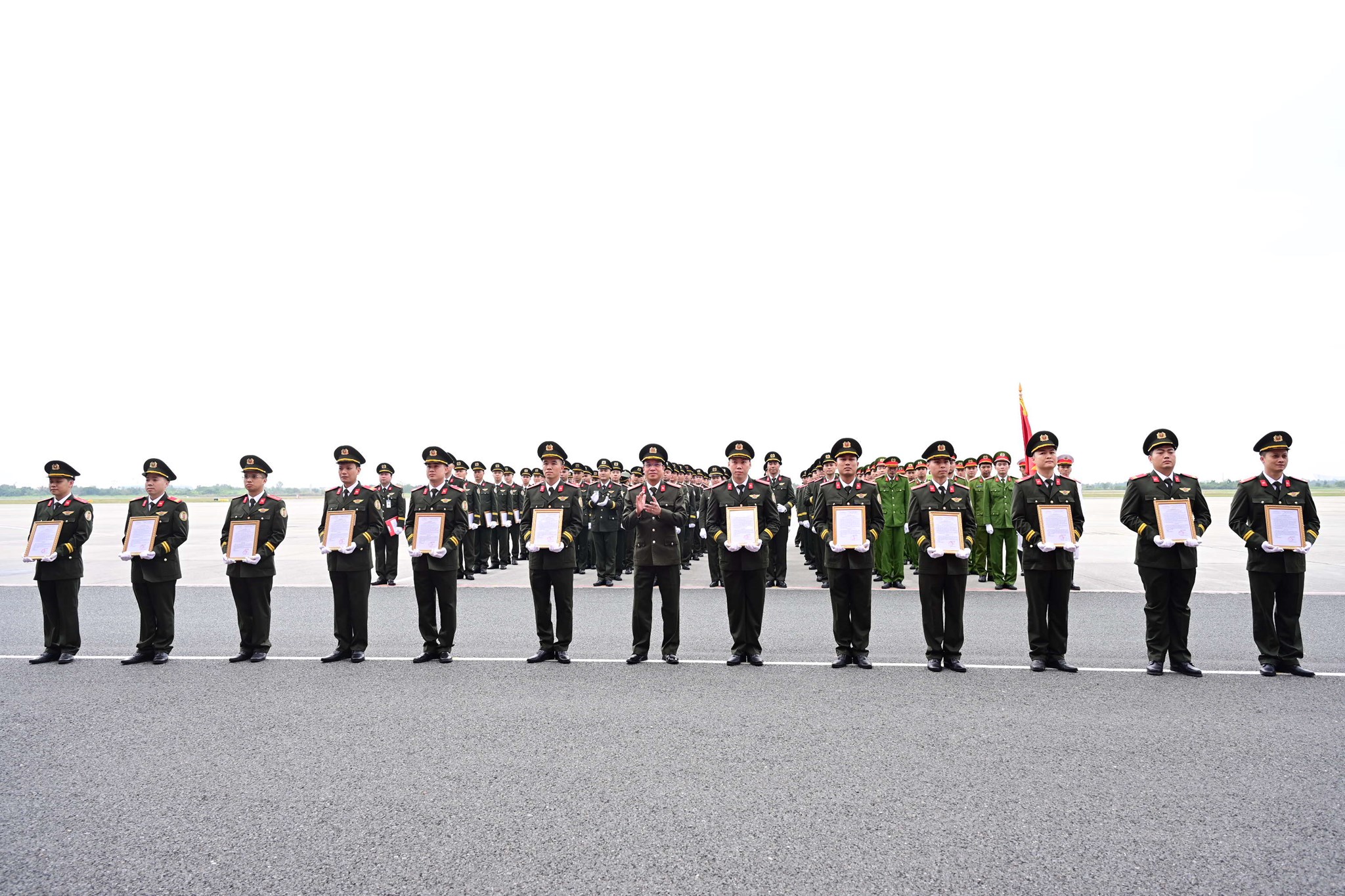 Đại t&aacute; L&ecirc; Đức Th&agrave;nh, Ph&oacute; Gi&aacute;m đốc CATP trao c&aacute;c quyết định.