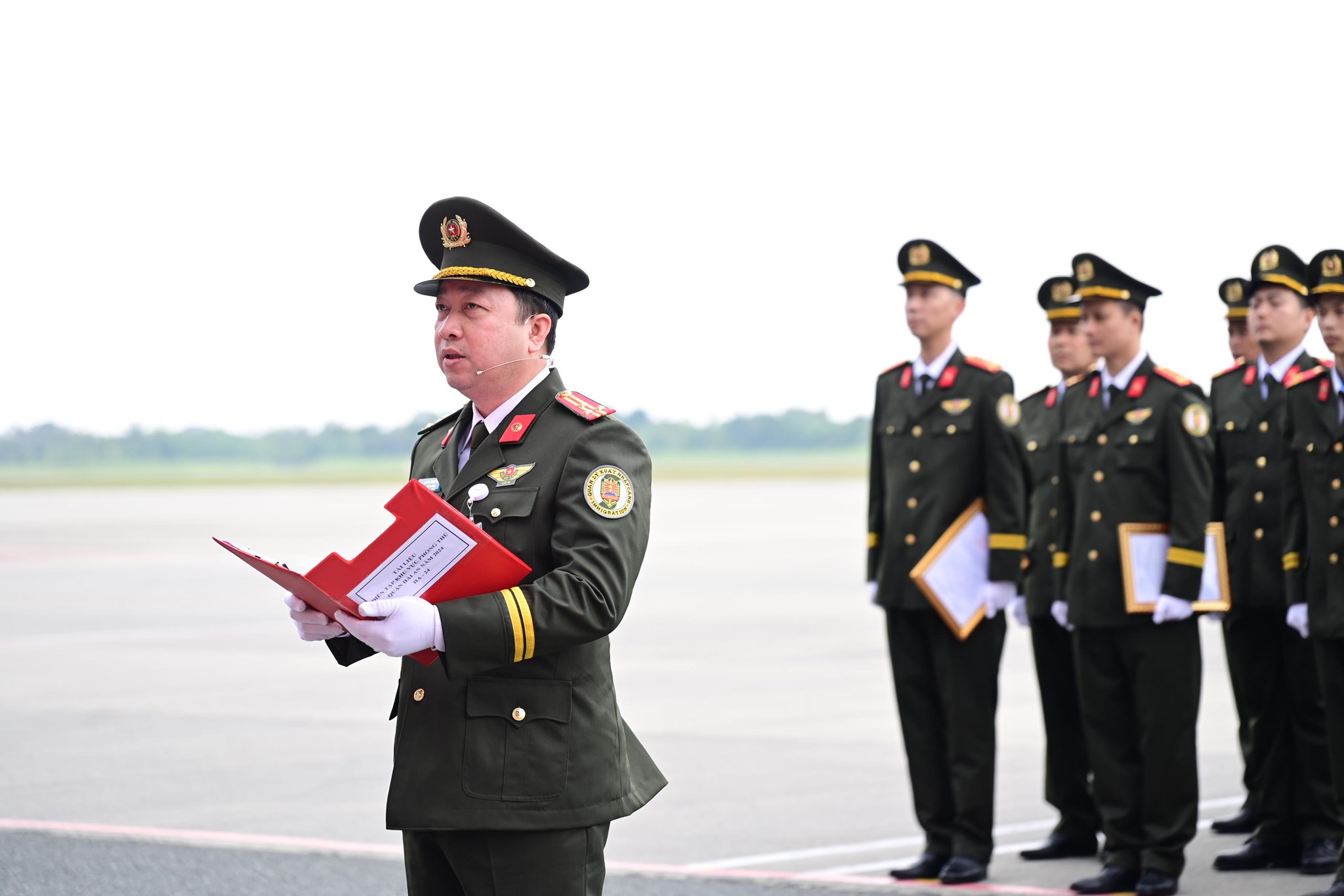 Thượng t&aacute; Nguyễn Thanh Phong - Đội trưởng Đội ANHK ph&aacute;t biểu nhận nhiệm vụ.