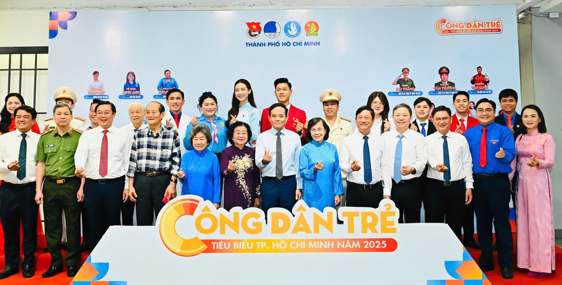 L&atilde;nh đạo TP. HCM chụp h&igrave;nh lưu niệm c&ugrave;ng c&aacute;c 