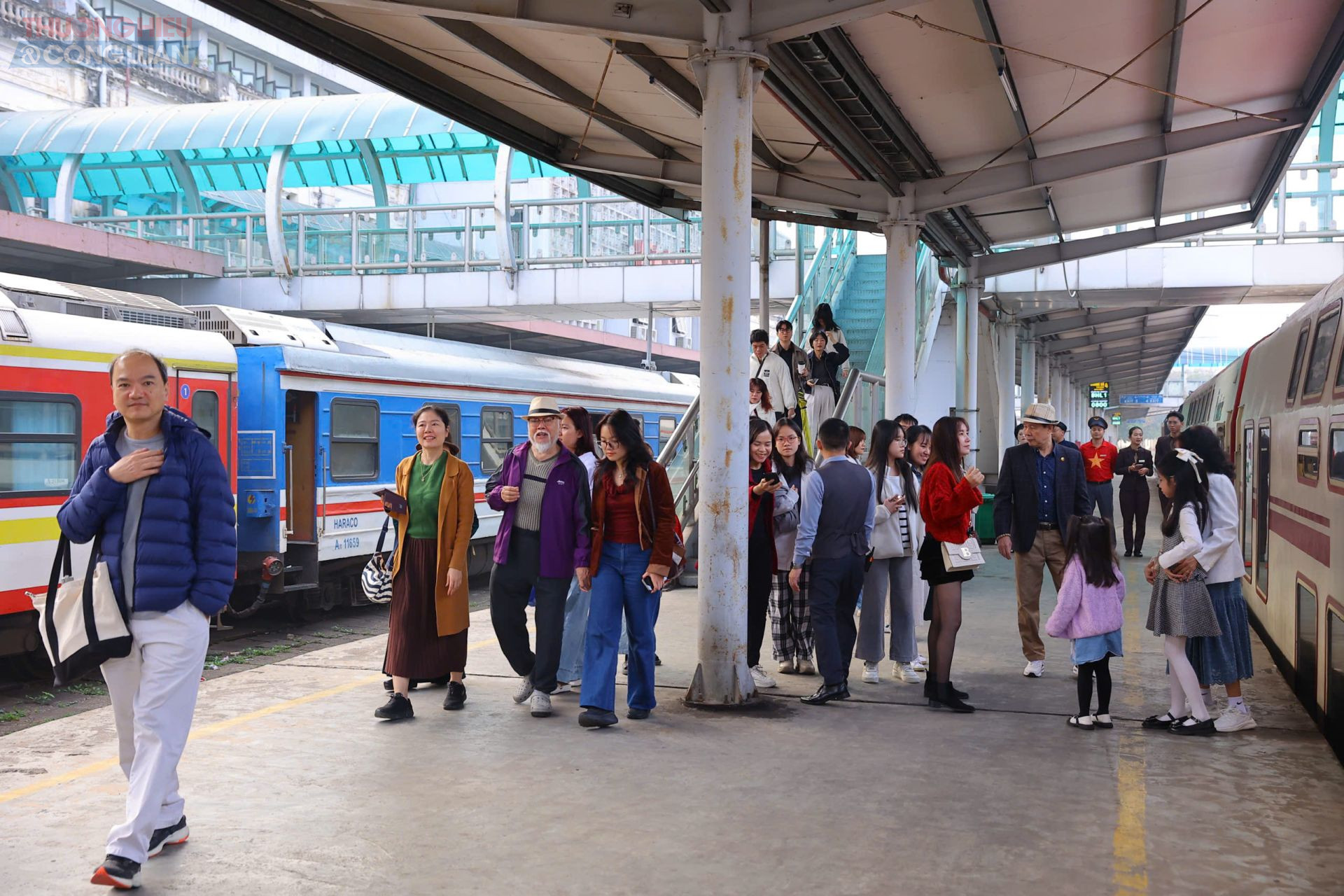 Ngay từ s&aacute;ng sớm, khu vực ga xuất ph&aacute;t đ&atilde; nhộn nhịp c&aacute;c gia đ&igrave;nh, nh&oacute;m bạn v&agrave; du kh&aacute;ch quốc tế xếp h&agrave;ng l&agrave;m thủ tục l&ecirc;n t&agrave;u.