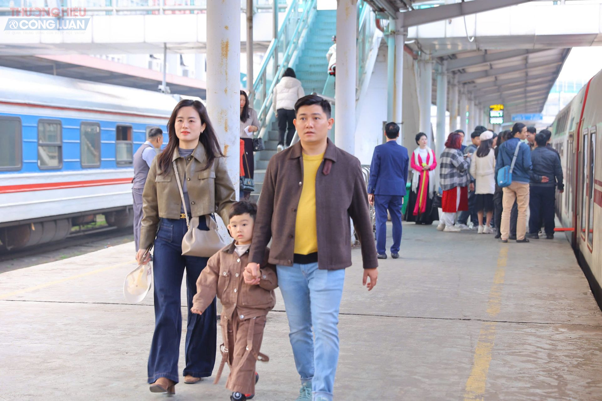 Chia sẻ với ph&oacute;ng vi&ecirc;n, chị Nguyễn Thị Lan (Ho&agrave;ng Mai, H&agrave; Nội) cho biết gia đ&igrave;nh chị chọn chuyến t&agrave;u &ldquo;H&agrave; Nội 5 cửa &ocirc;&rdquo; để du xu&acirc;n đầu năm v&igrave; muốn c&aacute;c con c&oacute; th&ecirc;m trải nghiệm văn h&oacute;a. &ldquo;C&aacute;c ch&aacute;u rất th&iacute;ch khi được nghe quan họ, xem biểu diễn ngay tr&ecirc;n t&agrave;u. Kh&ocirc;ng chỉ l&agrave; đi chơi, chuyến đi c&ograve;n gi&uacute;p cả gia đ&igrave;nh hiểu th&ecirc;m về lịch sử, văn h&oacute;a Kinh Bắc theo c&aacute;ch rất gần gũi,&rdquo; chị Lan n&oacute;i.