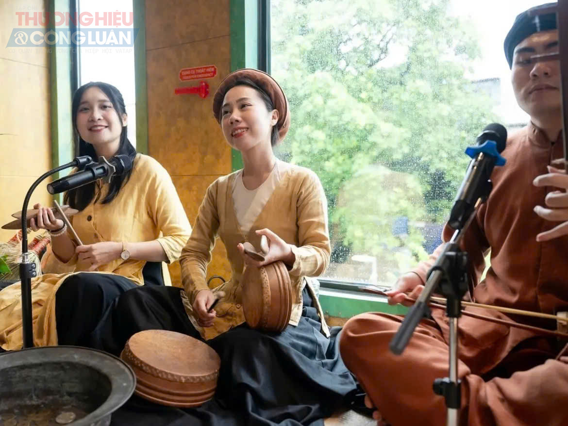 Du kh&aacute;ch kh&ocirc;ng chỉ ngồi ngắm cảnh m&agrave; c&ograve;n được &ldquo;sống&rdquo; trọn vẹn trong kh&ocirc;ng gian văn h&oacute;a truyền thống.