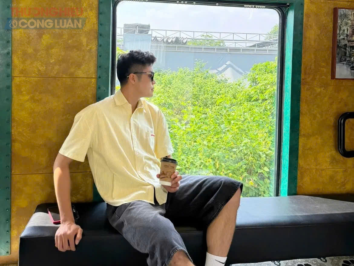 C&aacute;c khung cửa sổ lớn được mở rộng tối đa, cho ph&eacute;p du kh&aacute;ch ngắm trọn khung cảnh đặc trưng của phố phường Thủ đ&ocirc; từ m&aacute;i ng&oacute;i cũ kỹ ven đường ray, những khu phố tấp nập, cho đến d&ograve;ng s&ocirc;ng Hồng hiền h&ograve;a.