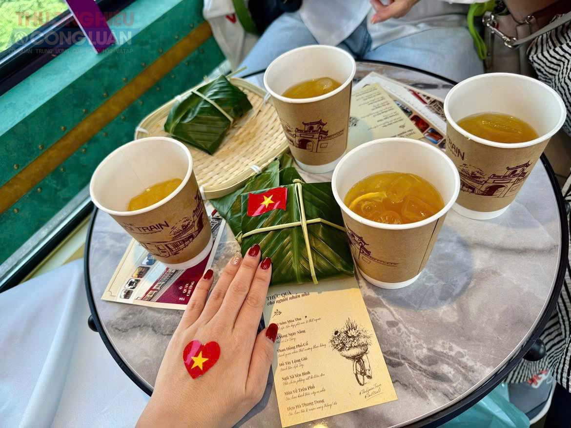 Mỗi toa t&agrave;u c&oacute; một n&eacute;t đặc trưng ri&ecirc;ng. Du kh&aacute;ch được trải nghiệm những m&oacute;n ăn d&acirc;n d&atilde;, xưa cũ như b&aacute;nh đ&uacute;c, x&ocirc;i cốm&hellip; qua đ&oacute; hiểu hơn về n&eacute;t cổ xưa, lịch sử của H&agrave; Nội.