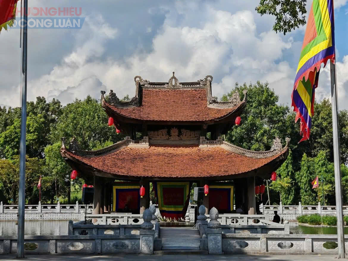 Đến ga Từ Sơn, đo&agrave;n t&agrave;u sẽ được xe &ocirc; t&ocirc; đ&oacute;n đưa đi tham quan khu di t&iacute;ch Đền Đ&ocirc; (Bắc Ninh) - Di t&iacute;ch quốc gia đặc biệt thờ 8 vị vua triều L&yacute; - triều đại để lại nhiều dấu ấn trong lịch sử d&acirc;n tộc.