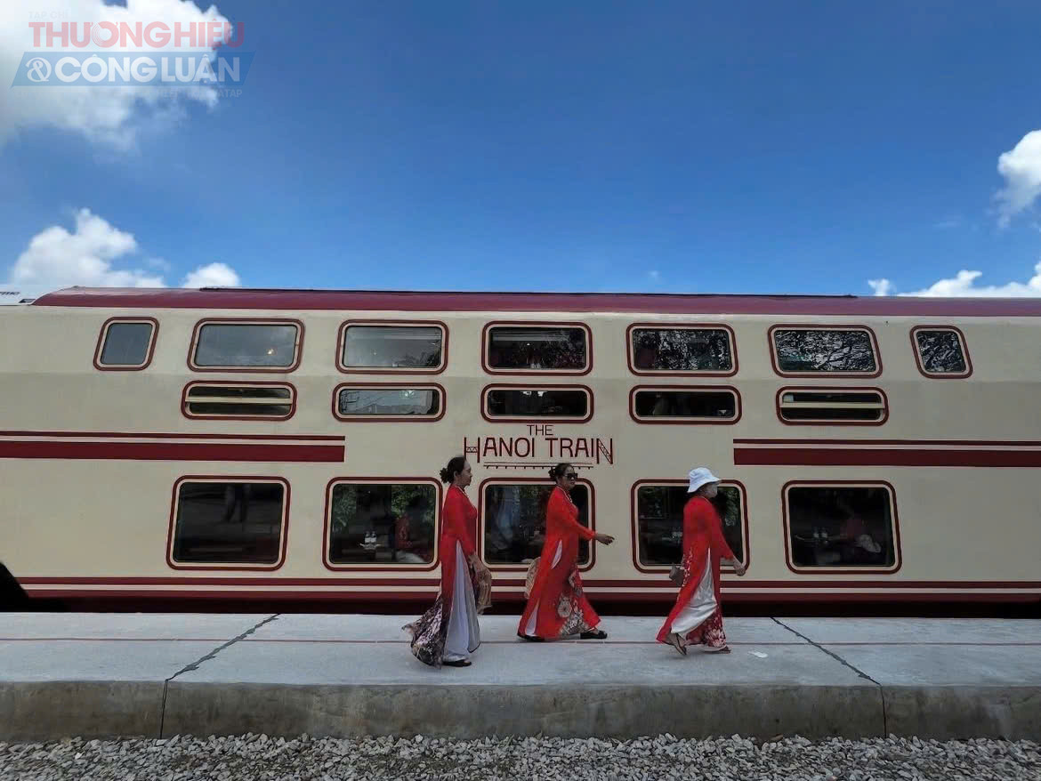 Lấy cảm hứng từ h&igrave;nh ảnh kinh th&agrave;nh Thăng Long xưa, đo&agrave;n t&agrave;u t&aacute;i hiện k&yacute; ức về năm cửa &ocirc; nổi tiếng: &Ocirc; Quan Chưởng, &Ocirc; Cầu Dền, &Ocirc; Cầu Giấy, &Ocirc; Chợ Dừa v&agrave; &Ocirc; Đống M&aacute;c. Mỗi c&aacute;i t&ecirc;n đều gợi về một dấu ấn văn h&oacute;a, một cửa ng&otilde; k&yacute; ức của H&agrave; Nội.