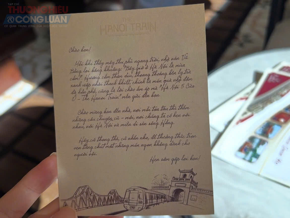 Trong nhịp sống đầu xu&acirc;n chậm r&atilde;i, đo&agrave;n t&agrave;u &ldquo;H&agrave; Nội 5 cửa &ocirc;&rdquo; mang đến một lựa chọn du xu&acirc;n mới mẻ, gi&uacute;p du kh&aacute;ch tạm rời sự ồn &agrave;o để lắng nghe hơi thở văn h&oacute;a truyền thống. Đ&acirc;y kh&ocirc;ng chỉ l&agrave; chuyến đi đầu năm, m&agrave; c&ograve;n l&agrave; h&agrave;nh tr&igrave;nh để mỗi người &ldquo;chạm&rdquo; v&agrave;o những gi&aacute; trị xưa cũ, bền bỉ chảy trong d&ograve;ng chảy hiện đại của Thủ đ&ocirc;.