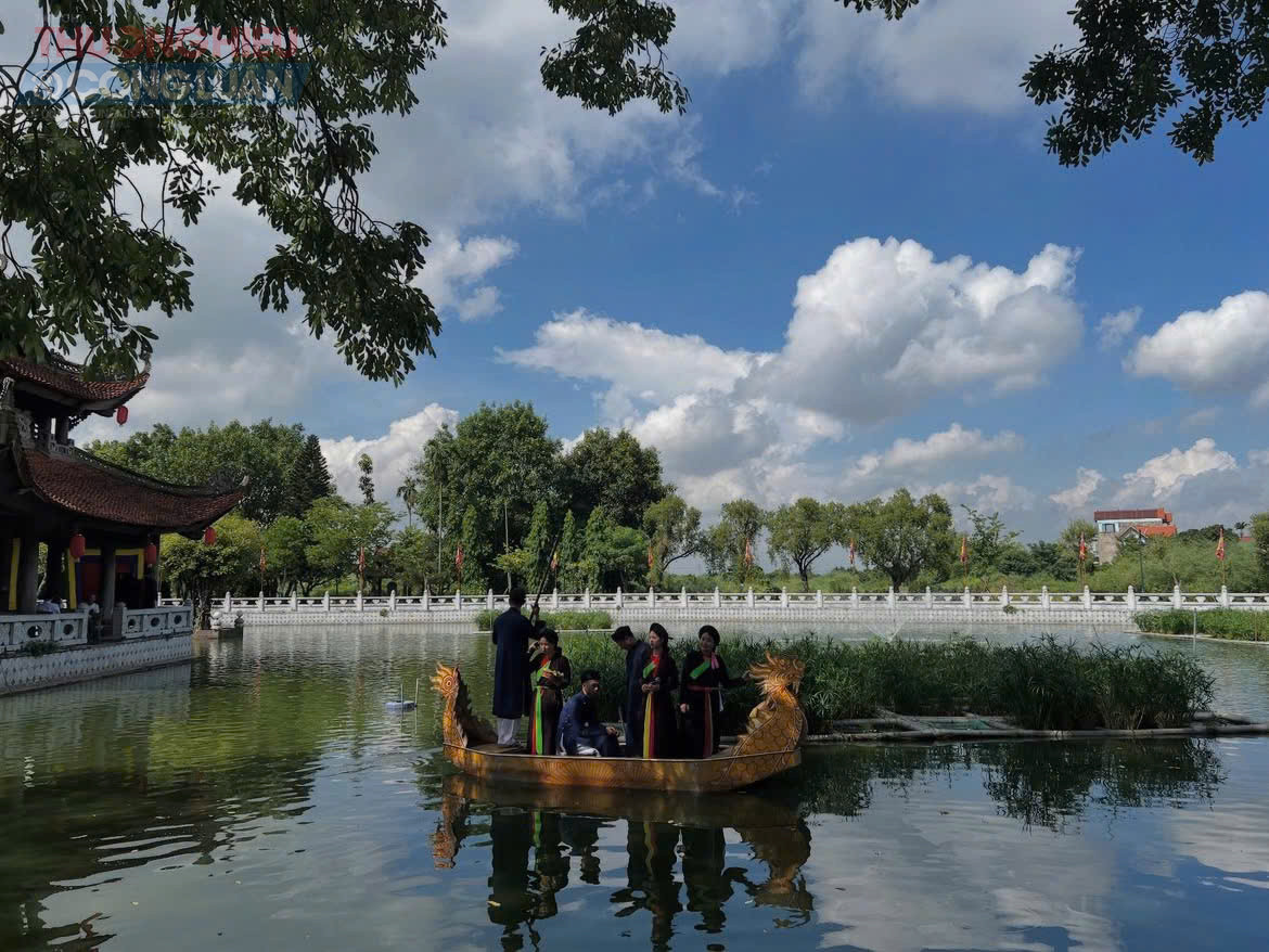 Du kh&aacute;ch được thưởng thức m&agrave;n biểu diễn h&aacute;t quan họ ở thủy đ&igrave;nh của c&aacute;c liền anh liền chị Bắc Ninh biểu diễn.