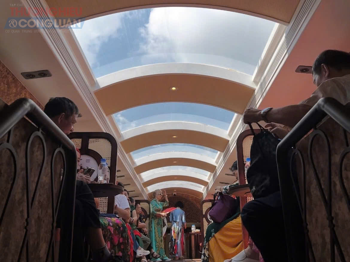 Tr&ecirc;n chuyến t&agrave;u, du kh&aacute;ch kh&ocirc;ng chỉ ngắm nh&igrave;n cảnh sắc hai b&ecirc;n đường ray m&agrave; c&ograve;n được &ldquo;sống&rdquo; trong kh&ocirc;ng gian văn h&oacute;a truyền thống.