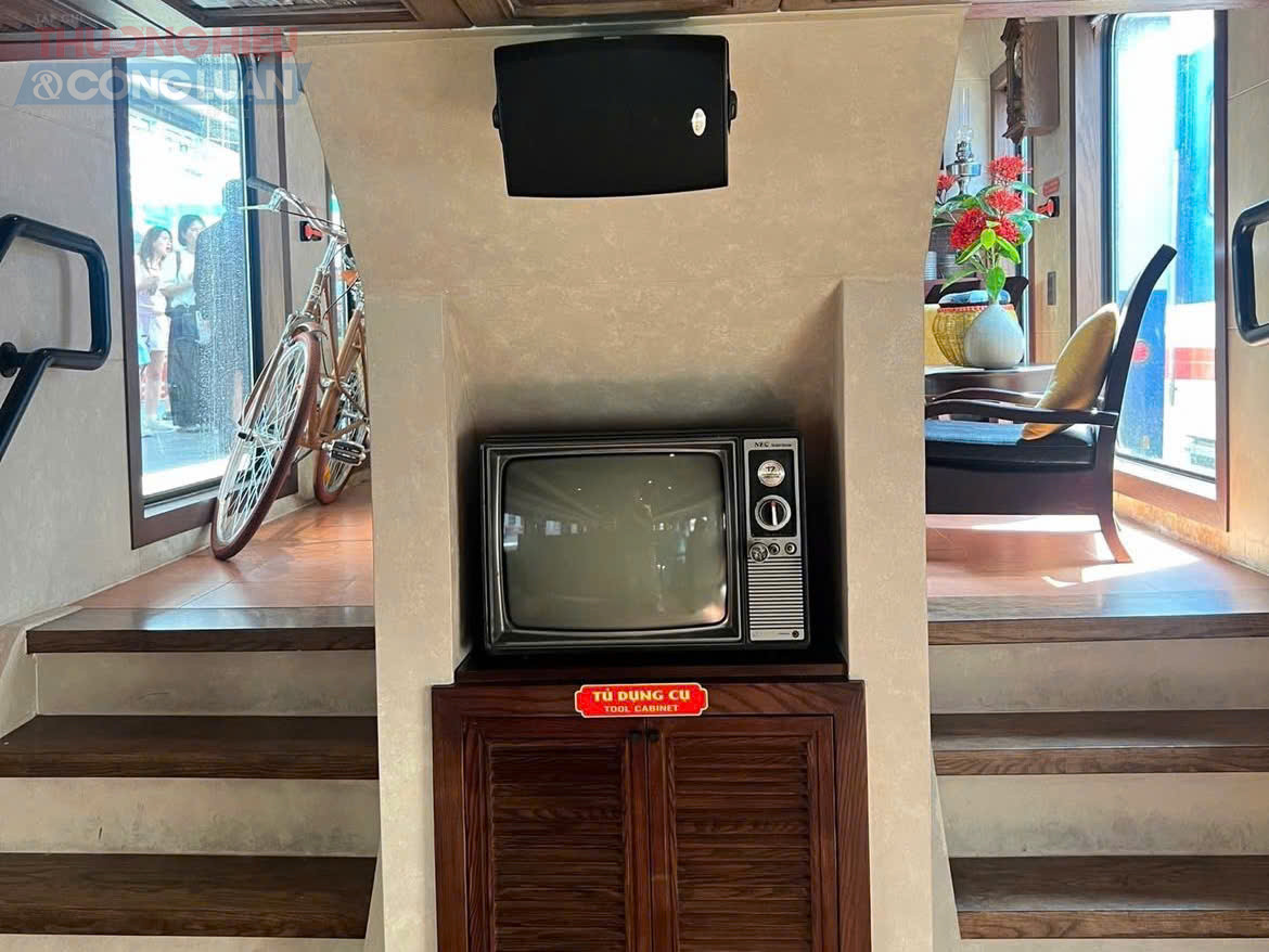 Bước l&ecirc;n toa t&agrave;u, nhiều h&agrave;nh kh&aacute;ch kh&ocirc;ng khỏi bất ngờ bởi kh&ocirc;ng gian được b&agrave;i tr&iacute; ấm c&uacute;ng, mang đậm dấu ấn H&agrave; Nội xưa.