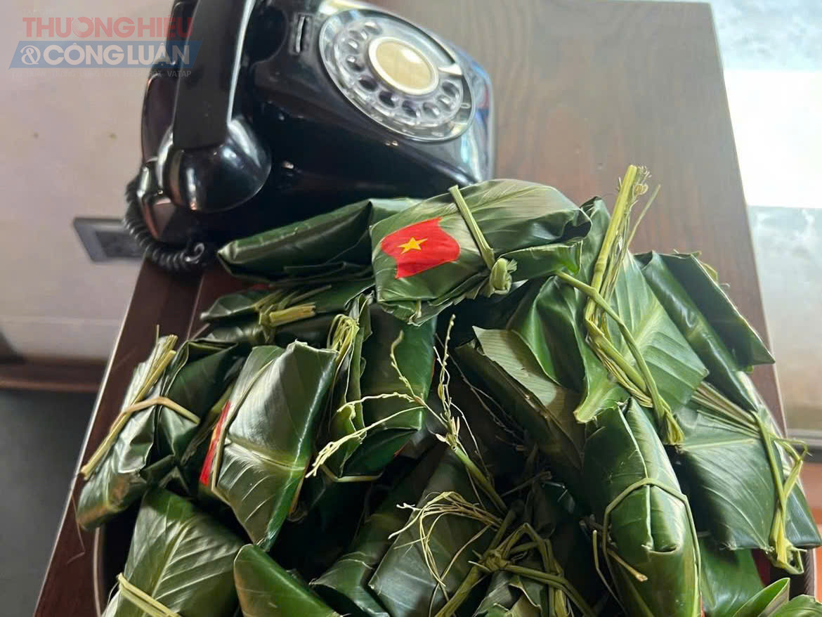 Một g&oacute;c nhỏ tr&ecirc;n t&agrave;u cũng gợi nhớ văn h&oacute;a của v&ugrave;ng đất Thăng Long vốn gi&agrave;u phong vị h&agrave;o hoa, thanh lịch, mang đậm dấu ấn của người Tr&agrave;ng An. Từ c&aacute;ch b&agrave;i tr&iacute; tinh tế, m&agrave;u sắc trầm ấm đến những vật dụng mang hơi thở H&agrave; Nội xưa, tất cả tạo n&ecirc;n kh&ocirc;ng gian gần gũi, khiến du kh&aacute;ch như được trở về với nếp sống chậm r&atilde;i, nền n&atilde; của kinh kỳ ng&agrave;n năm văn hiến.