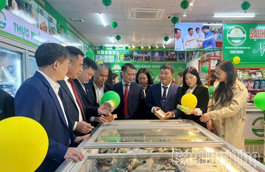 Các đại biểu tham quan gian trưng bày. Các đại biểu tham quan gian trưng bày.