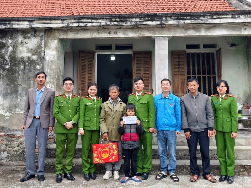 Công an xã Yết Kiêu trao quà, hỗ trợ các cháu nhận đỡ đầu nhân dịp đầu năm mới 2026