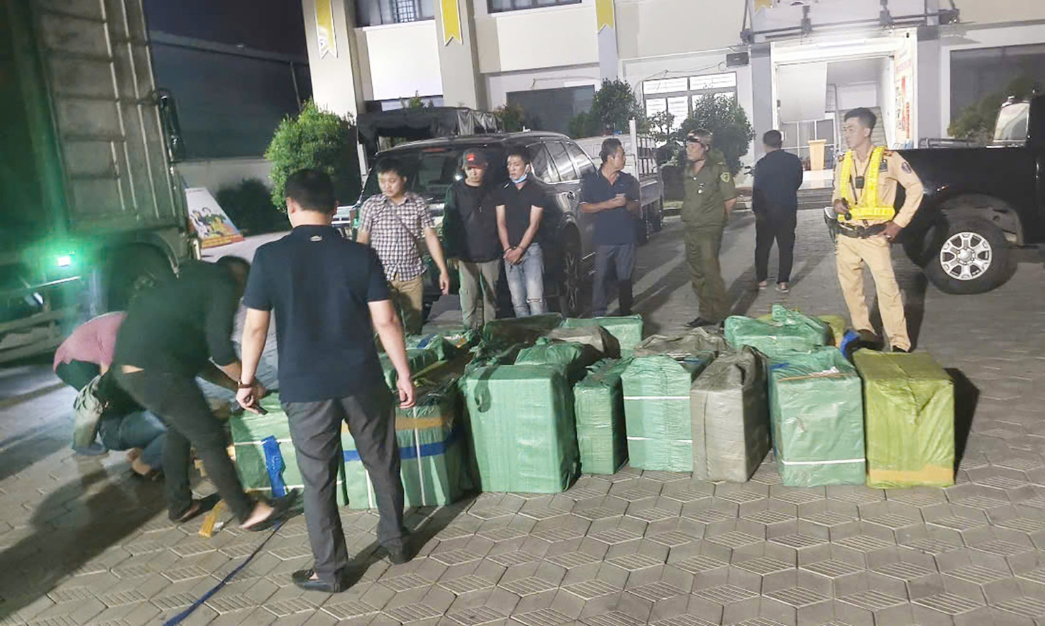 Lực lượng chức năng tại TP HCM bắt giữ 13.900 bao thuốc l&aacute; nhập lậu