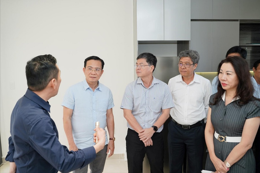 Đại diện Khu c&ocirc;ng nghiệp H&agrave;m Kiệm II tr&igrave;nh b&agrave;y những kh&oacute; khăn, thuận lợi với Chủ tịch UBND tỉnh L&acirc;m Đồng.