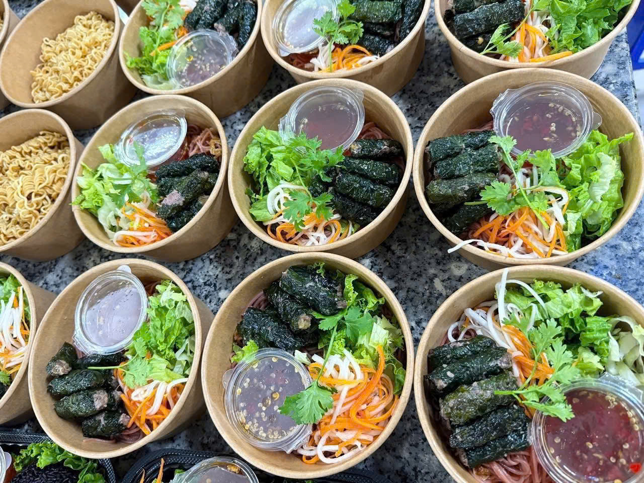 kh&ocirc;ng &iacute;t cơ sở b&aacute;n h&agrave;ng ho&agrave;n to&agrave;n kh&ocirc;ng c&ocirc;ng khai địa chỉ sản xuất, kh&ocirc;ng giấy ph&eacute;p kinh doanh, kh&ocirc;ng nh&atilde;n m&aacute;c đầy đủ hay hạn sử dụng r&otilde; r&agrave;ng