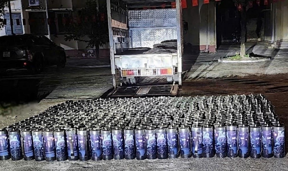 Bộ đội Biên phòng Quảng Ninh bắt giữ vụ vẩn chuyển trái phép gần 500 bình khí cười