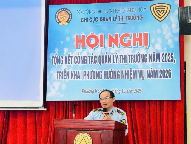 &Ocirc;ng Trần Xu&acirc;n Thương ph&aacute;t biểu tiếp thu &yacute; kiến chỉ đạo của l&atilde;nh đạo Sở C&ocirc;ng Thương. Ảnh: Ngọc Tr&acirc;m