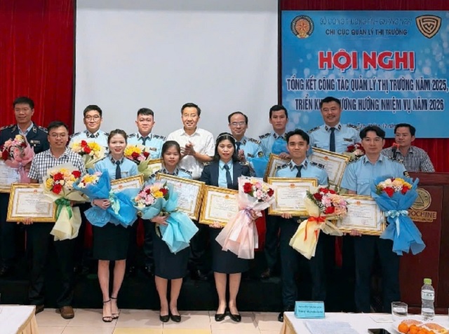 &Ocirc;ng Nguyễn Thanh M&acirc;n (h&agrave;ng sau, thứ 4 từ tr&aacute;i qua) khen thưởng c&aacute;c tập thẻ, c&aacute; nh&acirc;n. Ảnh: Ng- Tr&acirc;m.