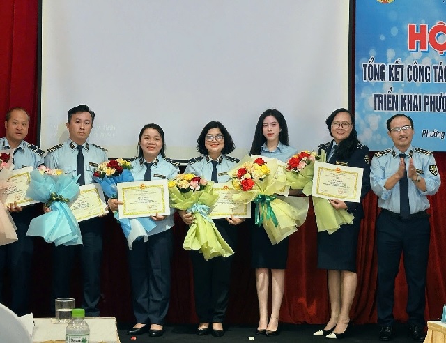 &Ocirc;ng Trần Xu&acirc;n Thương (b&igrave;a phải) khen thưởng c&aacute;c tập thể, c&aacute; nh&acirc;n. Ảnh: Ngọc Tr&acirc;m.